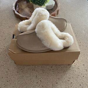 NWT UGG Beige Fluffy Slippers W SCUFFETTE II